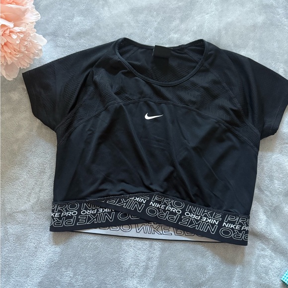 Nike Women's Black Short Sleeve Tee - Picture 1 of 3